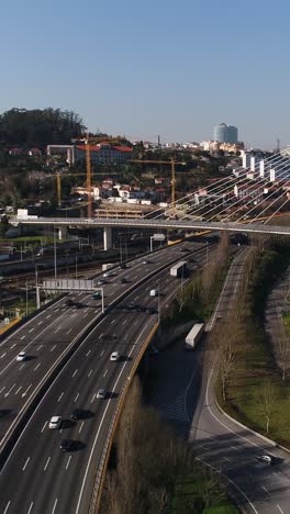 Vertikales-Video-Aus-Der-Luft-Mit-Dem-Stadtverkehr