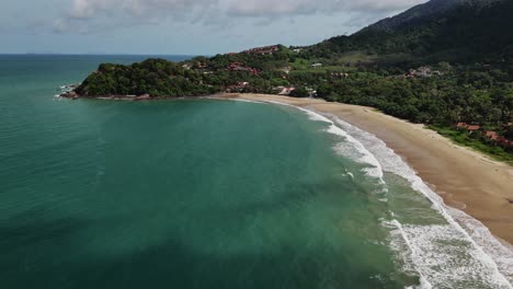 Luftaufnahme-Eines-Ruhigen-Thailändischen-Strandes