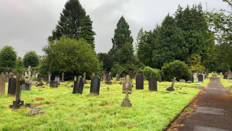 Gruseliger-Friedhof-Tagsüber,-Verlassen-Aussehender-Grabstein,-Gepflasterte-Gasse