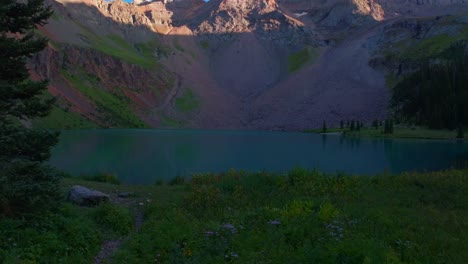 Sonnenuntergang-Wanderweg-Niedrigere-Blaue-Seen-Wildblumen-Landschaft-Mount-Sneffels-Wildnis-Sommer-Ridgway-Telluride-Colorado-Rocky-Mountains-Uncompahgre-Nationalwald-San-Juan-Dallas-Range-Vorwärts-Schwenken-Nach-Oben-