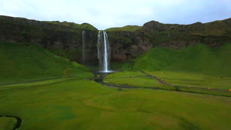 Die-Luftperspektive-Des-Seljalandsfoss-Unterstreicht-Seine-Erhabenheit-Und-Macht-Dieses-Ikonische-Isländische-Wahrzeichen-Noch-Atemberaubender