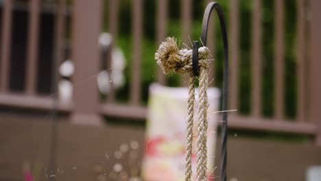 Kunstvoll-Gefertigte-Glocken-Als-Windspiel-In-Einem-Garten