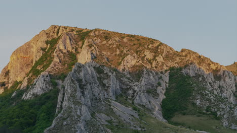 Sonnenuntergang-über-Dem-Karpatenberg-Piatra-Secuiului-über-Dem-Dorf-Torocko-Im-Kreis-Alba,-Siebenbürgen,-Rumänien