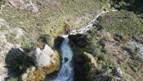 Luftaufnahme-Des-Abgelegenen-Caryacuyo-Wasserfalls-In-Den-Trockenen-Bergen-Im-Süden-Perus