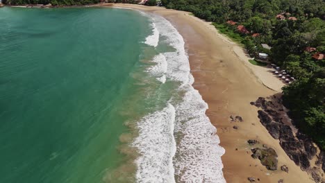 Luftaufnahme-Eines-Strandes-Auf-Einer-Thailändischen-Insel