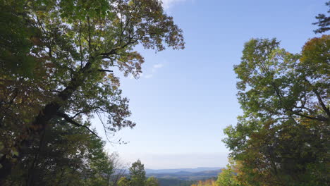 Paisaje-De-Follaje-Otoñal-Con-Humeantes-Montañas-Apalaches