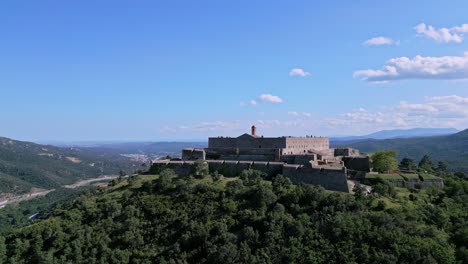 Luftpanorama-Der-Burg,-Landschaft-Der-Pyrenäen-In-Fort-De-Bellegarde,-Frankreich