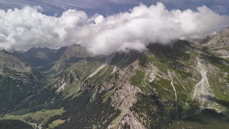 Schweizer-Alpen,-Berggipfel-Im-Nebel,-Naturlandschaft-Aus-Der-Luft