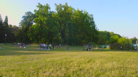 Toma-Panorámica-De-Jóvenes-Relajándose-En-El-Parque-De-La-Cabeza-Dorada-En-Lyon,-Francia