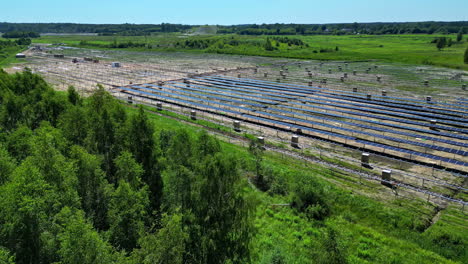 Solarpark-Mit-Sonnenkollektoren-Auf-Einer-Grünen-Wiese