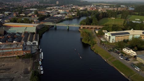 Video-Von-Drei-Ruderbooten-Auf-Dem-Fluss-Trent-Im-Stadtzentrum-Von-Nottingham,-Die-Auf-Eine-Brücke-Zusteuern