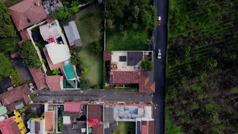 Vista-Aérea-En-4K-De-Antigua,-Guatemala,-Con-El-Paisaje-Urbano-Y-Los-Edificios-Coloridos-Sobre-Un-Fondo-De-Impresionantes-Montañas