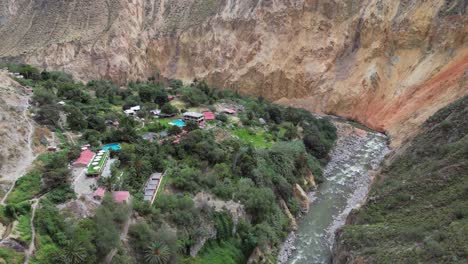 Sangalle-Es-Un-Exuberante-Oasis-Verde-En-El-Río-Colca,-En-Lo-Profundo-Del-Cañón-De-Roca.