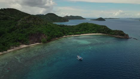 Wunderschöne-Luftaufnahme-Der-Malerischen-Küste-Der-Philippinen-Mit-Einem-Boot-Im-Wasser