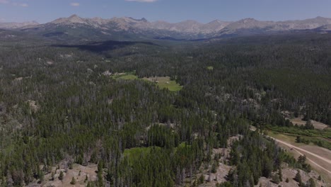 Aerial-panoramic-overview-of-the-Big-Sandy-Trailhead-in-Wind-River-Wilderness,-Wyoming,-featuring-sprawling-landscapes-and-distant-mountain-peaks