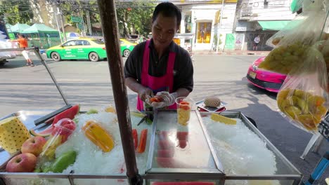 Vendedor-Ambulante-De-Comida,-Vendedor-De-Frutas-Exóticas,-Comida-Tailandesa-En-Khao-San-Road,-Bangkok,-Tailandia