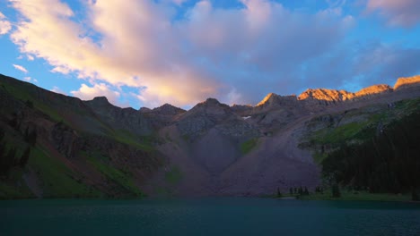 Sonnenaufgang-Morgen-Niedriger-Blauer-See-Mount-Sneffels-Wildnis-Ridgway-Telluride-Colorado-Sommer-Dämmerung-Goldene-Stunde-Schattige-Gipfel-San-Juan-Rocky-Mountains-Uncompahgre-Nationalwald-Klarer-Himmel-Wolken-Schwenken-Nach-Unten-