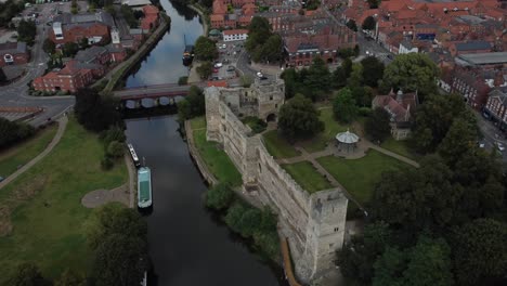 Luftaufnahmen-Der-Vorderseite-Von-Newark-Castle-Und-Den-Gärten