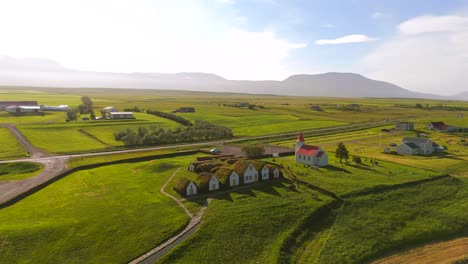 Entdecken-Sie-Das-Reiche-Erbe-Von-Skagafjörður-Aus-Der-Luft-Und-Fangen-Sie-Die-Charmante-Architektur-Und-Raue-Schönheit-Ein,-Die-Diese-Ikonische-Wikingersiedlung-Auszeichnen