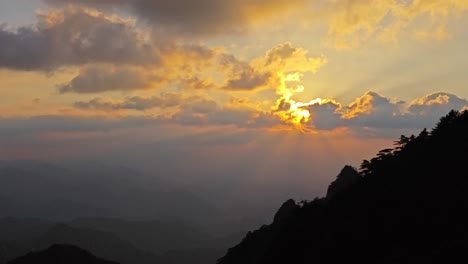 The-beautiful-Mount-Huangshan-Mountain-in-Anhui-Province,-China-is-surrounded-by-clouds-and-mist，High-mountain-clouds-and-mist,-a-fairyland-on-earth