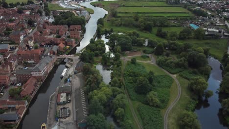 Drone-video-of-the-River-Trent-in-Newark-and-the-surround-parks-and-buildings