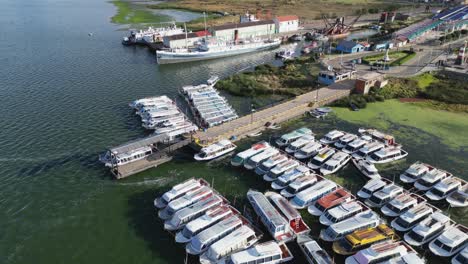 Aerial-Orbits-Ausflugsboote-Aufgereiht-Am-Pier-Am-Titicacasee,-Puno,-Peru