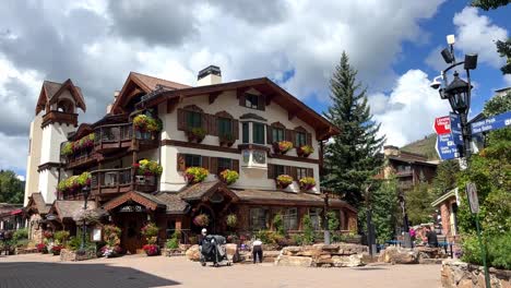 Blick-Auf-Das-Berühmte-Lancelot-Restaurant-In-Vail,-Colorado