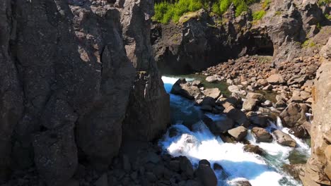 Fly-over-Egilsstaðir-and-witness-the-mesmerizing-contrast-of-vibrant-greenery-against-the-rugged-mountains,-capturing-the-essence-of-Icelandic-beauty