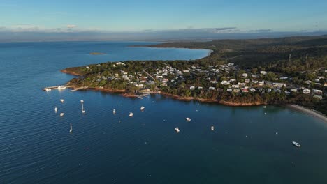 Boote-Vor-Anker-In-Der-Bucht-Vor-Coles-Town,-Tasmanien-In-Australien