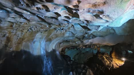 Ein-Blick-Auf-Das-Innere-Des-Höhlentempels-Kek-Lok-Tong-In-Ipoh,-Malaysia,-Aus-Laminiertem-Mikritischem-Kalkstein