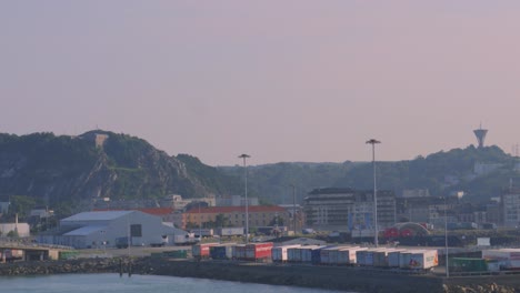 Vista-Del-Puerto-Marítimo-De-Cherburgo-Con-El-Fondo-Del-Acantilado-Y-Docenas-De-Camiones-Listos-Para-Cruzar-El-Canal-De-La-Mancha-En-Ferry-A-Gran-Bretaña-4k