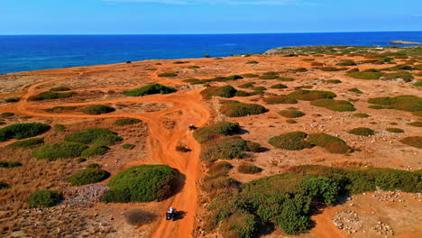 Senderos-Todoterreno-Cerca-De-La-Playa-De-Potamos,-Creta,-Con-Matorrales-Costeros-Y-Un-Vasto-Horizonte-Marino