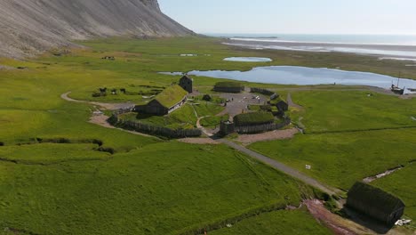 Explora-Los-Colores-Y-Texturas-Vibrantes-De-Un-Pueblo-Vikingo-En-Este-Cautivador-Video-Con-Dron,-Que-Muestra-La-Combinación-única-De-Cultura-Y-Naturaleza-En-El-Corazón-De-Islandia.