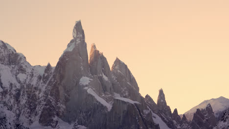 Statische-Zoomansicht-Mit-Blick-Auf-Das-Cerro-Torre-Massiv-Im-Goldenen-Licht