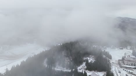 4k-Luftbild-Drohnenperspektive-Der-Winterlandschaft-In-Den-Karpaten,-Rumänien