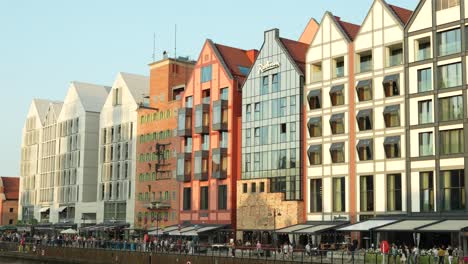 Belebte-Promenade-Und-Luxusapartments-Entlang-Des-Flusses-Im-Stadtzentrum-Von-Danzig