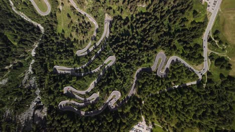 Malojapass-Bergpass-Straße-Schweiz,-S-förmige-Alpen,-Wald-Luftaufnahme