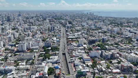 27-De-Febrero-Avenue,-Die-Hauptstraßen-In-Der-Stadt-Santo-Domingo-In-Der-Dominikanischen-Republik