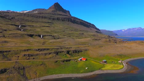 Tauchen-Sie-Ein-In-Die-Schönheit-Der-Berge-Von-Djúpivogur,-Während-Die-Drohne-Ihre-Erhabenheit-Und-Die-Ruhige-Landschaft,-Die-Sie-Umgibt,-Einfängt