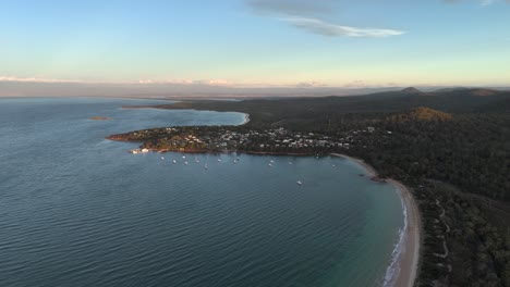 Coles-Bay-Und-Dorf-Entlang-Der-Küste-Bei-Sonnenuntergang,-Tasmanien-In-Australien