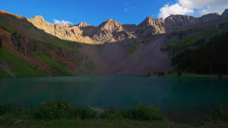 Unterer-Blauer-See-Wildblumen-Landschaft-Mount-Sneffels-Wildnis-Sommer-Sonnenuntergang-Goldene-Stunde-Ridgway-Telluride-Colorado-Sonnenuntergang-San-Juan-Rocky-Mountains-Uncompahgre-Nationalwald-Blauer-Himmel-Heranzoomen