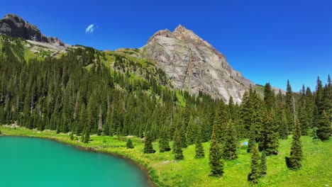 Hell-Sonnig-Niedriger-Blau-Seen-Mount-Sneffels-Wildnis-Drohne-Vorwärts-Sommer-Ridgway-Telluride-Colorado-Rocky-Mountains-Uncompahgre-National-Forest-San-Juan-Dallas-Range-Wanderweg-Grün-Gesättigt-