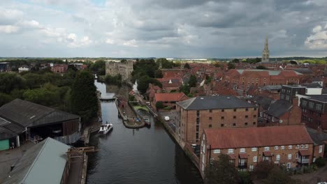 Newark-Town-Lock,-Drohnenvideo-Zeigt-Ein-Boot,-Das-In-Die-Schleuse-Am-Fluss-Trent-Einfährt