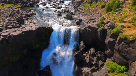 Entdecken-Sie-Die-Verborgenen-Schätze-Von-Egilsstaðir-Von-Oben,-Wo-Sanfte-Hügel-Und-Unberührte-Seen-Ein-Faszinierendes-Bild-Der-Atemberaubenden-Wildnis-Islands-Bilden