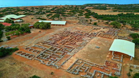 Panorama-Drohnenaufnahme-über-Den-Ruinen-Des-Palastes-Von-Knossos-Auf-Kreta,-Griechenland