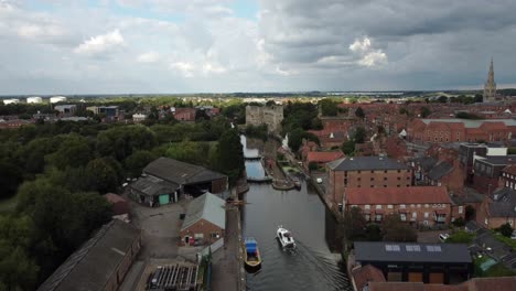 Ein-Drohnenvideo-Eines-Flussboots-Auf-Dem-Weg-Zur-Newark-Town-Lock