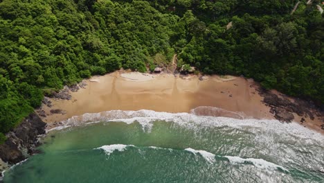 Imágenes-Aéreas-Tomadas-Con-Un-Dron-De-Una-Bahía-Tranquila-En-Una-Isla-Tailandesa-Con-Bosque