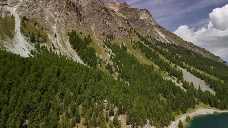 Vorwärtsaufnahme-Des-Verbanosees,-Dem-Zweitgrößten-See-Italiens,-Der-Sich-Auf-Der-Südseite-Der-Alpen-Auf-Der-Insel-Brissago-Befindet