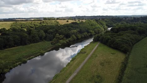 Río-Trent-En-Nottinghamshire,-Barco-Fluvial-Navegando-Por-Las-Tranquilas-Y-Reflectantes-Aguas