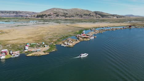 Ausflugsboot-Auf-Dem-Titicacasee-Besucht-Die-Schwimmenden-Inseln-Der-Uros-In-Peru,-Luftaufnahme